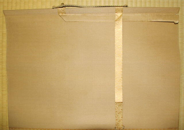 掛け軸をしまう様子